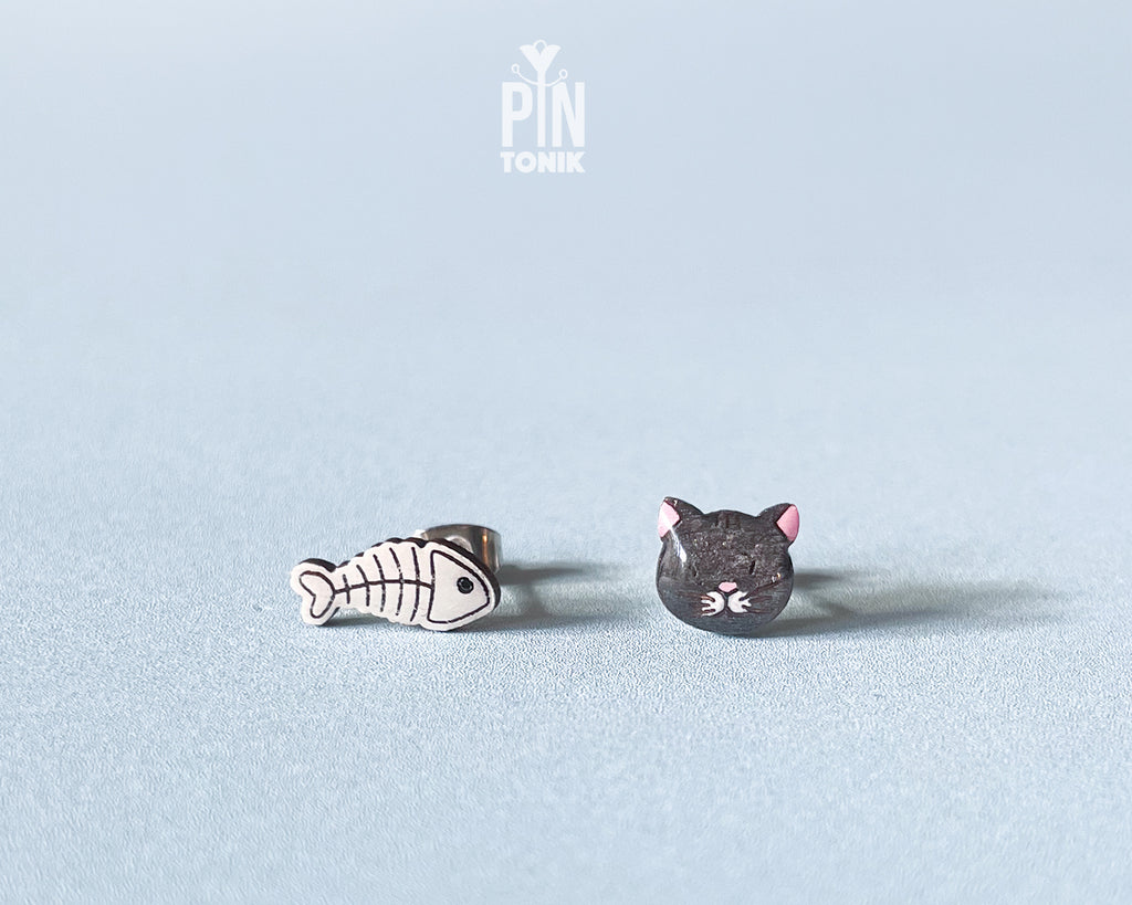 Clous d'oreilles dépareillés Chat noir et arête de poisson