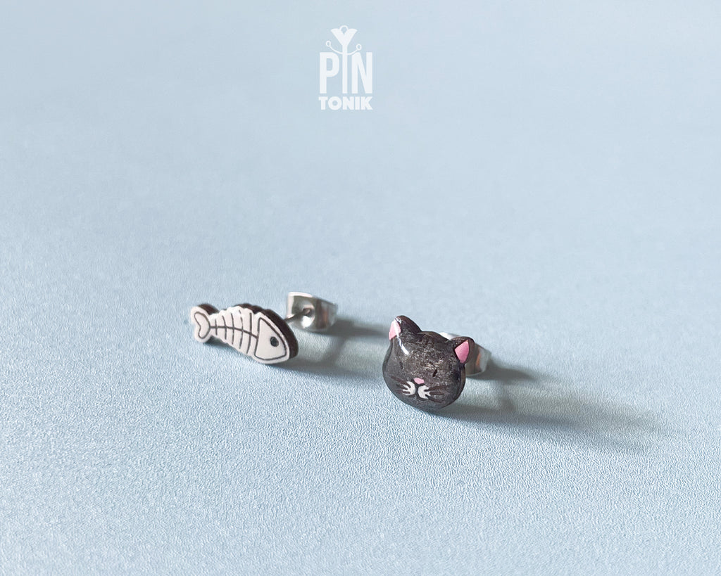 Clous d'oreilles dépareillés Chat noir et arête de poisson
