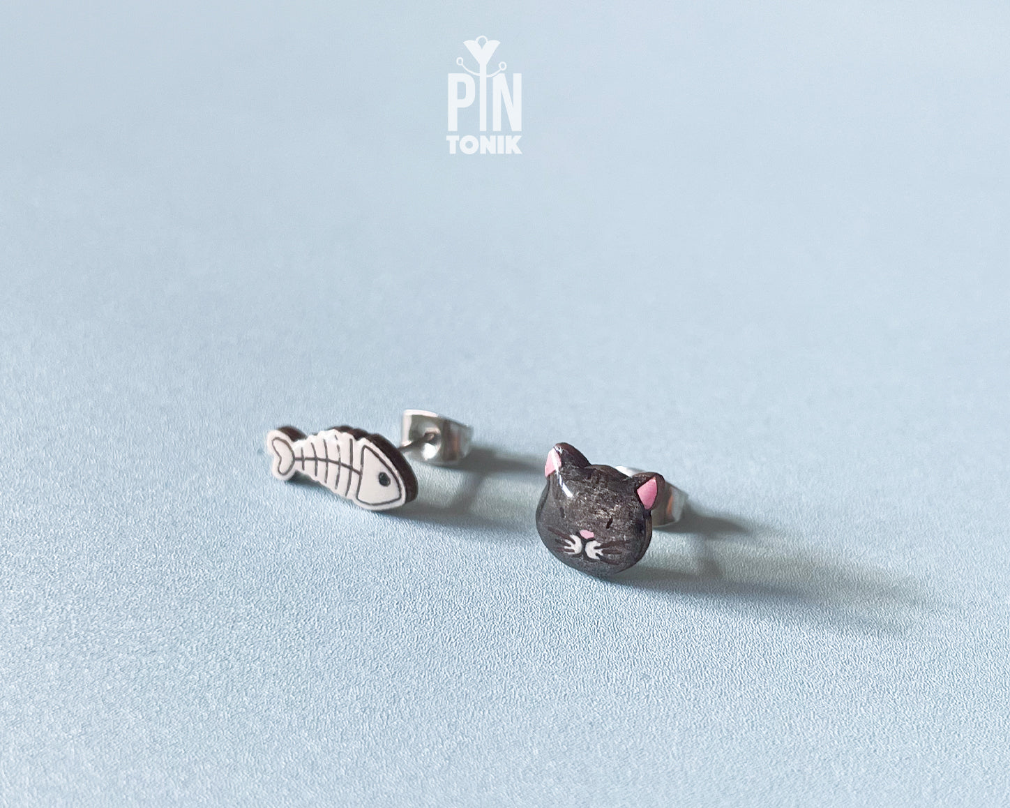 Clous d'oreilles dépareillés Chat noir et arête de poisson