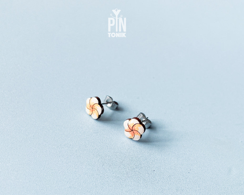 Hawaiian style white and yellow plumeria flower character stud earrings by PinTonik, hand-made in Austria.