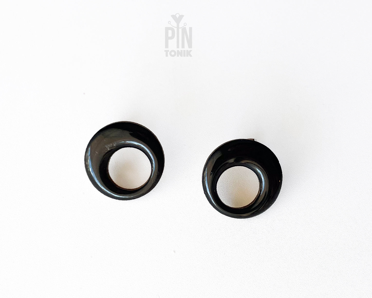 Minimal Retro Circle Studs