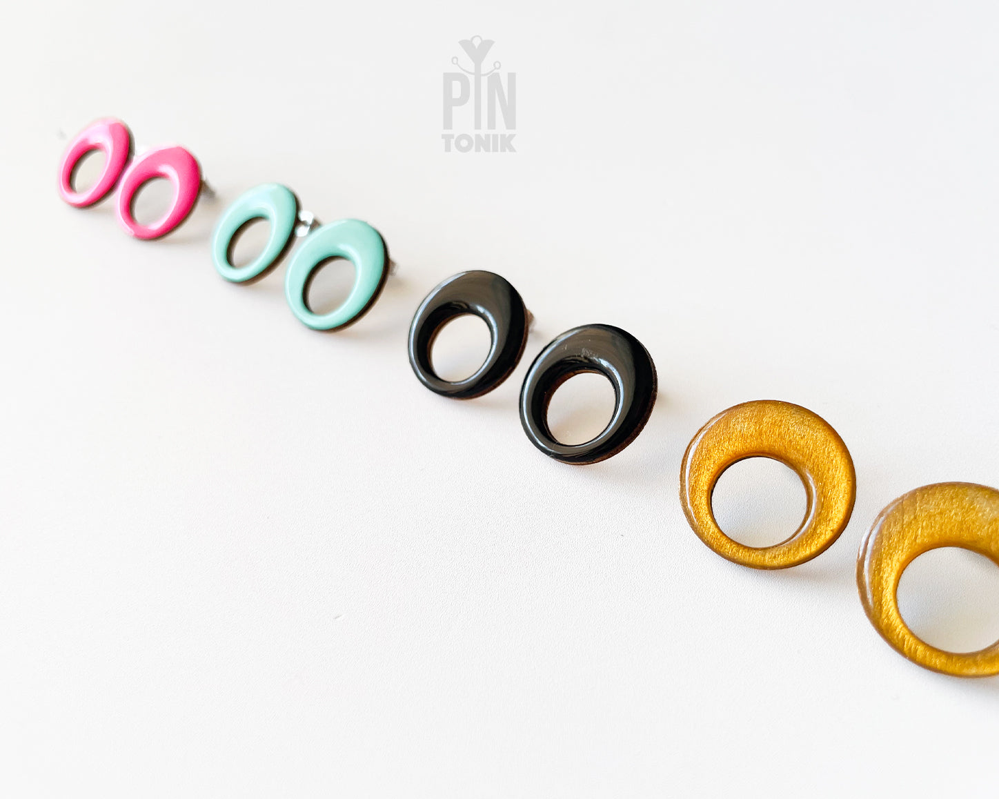 Minimal Retro Circle Studs